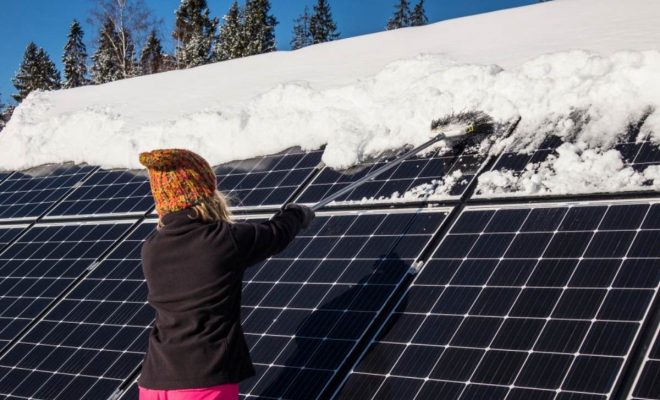 How to Kepp Snow off the Solar Panels Like a Pro